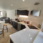 Maison A De 80m2 Pour 6 Personnes, 2 Chambres, Parking, Salon, Jardin, Veranda, Proche Vulcania, Puy De Dome, Centre Ville, Thermes Royat, Musee Miichelin * Orcines