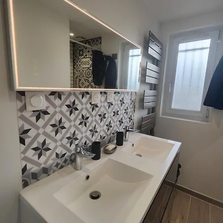 度假居 Maison A De 80m2 Pour 6 Personnes, 2 Chambres, Parking, Salon, Jardin, Veranda, Proche Vulcania, Puy De Dome, Centre Ville, Thermes Royat, Musee Miichelin