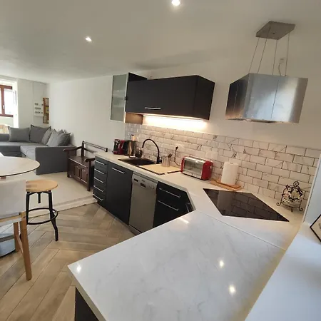 Maison A De 80m2 Pour 6 Personnes, 2 Chambres, Parking, Salon, Jardin, Veranda, Proche Vulcania, Puy De Dome, Centre Ville, Thermes Royat, Musee Miichelin * Orcines
